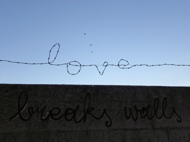 Love_breaks_Walls